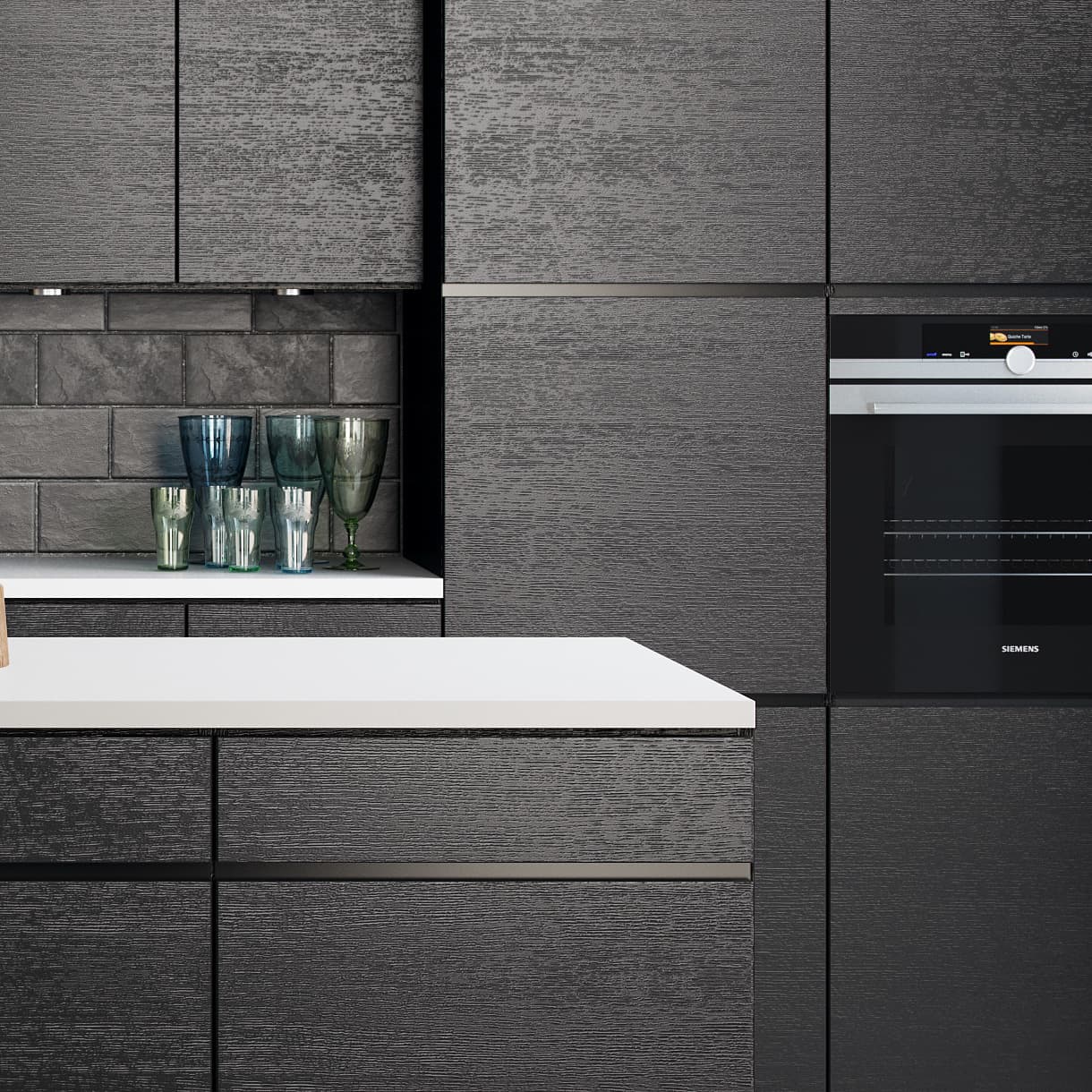 MANO sera keuken met donker getextureerde kasten en een moderne ingebouwde oven, biedt een eigentijdse stijl die functionaliteit en elegantie verbetert.