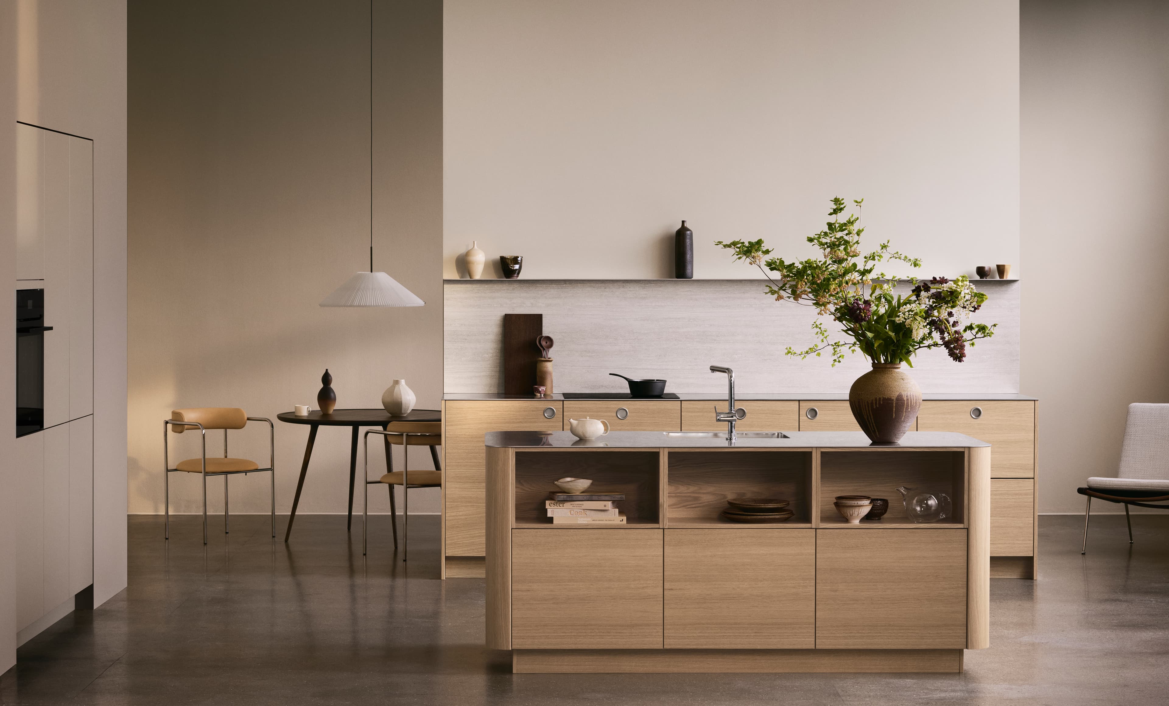 VEDA licht eiken keuken met een minimalistisch ontwerp met strakke kasten, natuurlijke houtstructuren en moderne armaturen voor een warme, elegante ruimte.